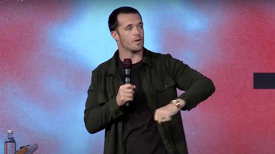 Derek Carr confirms shoulder injury, criticizes coverage as ‘nonsense’ during speaking appearance (Analysis)